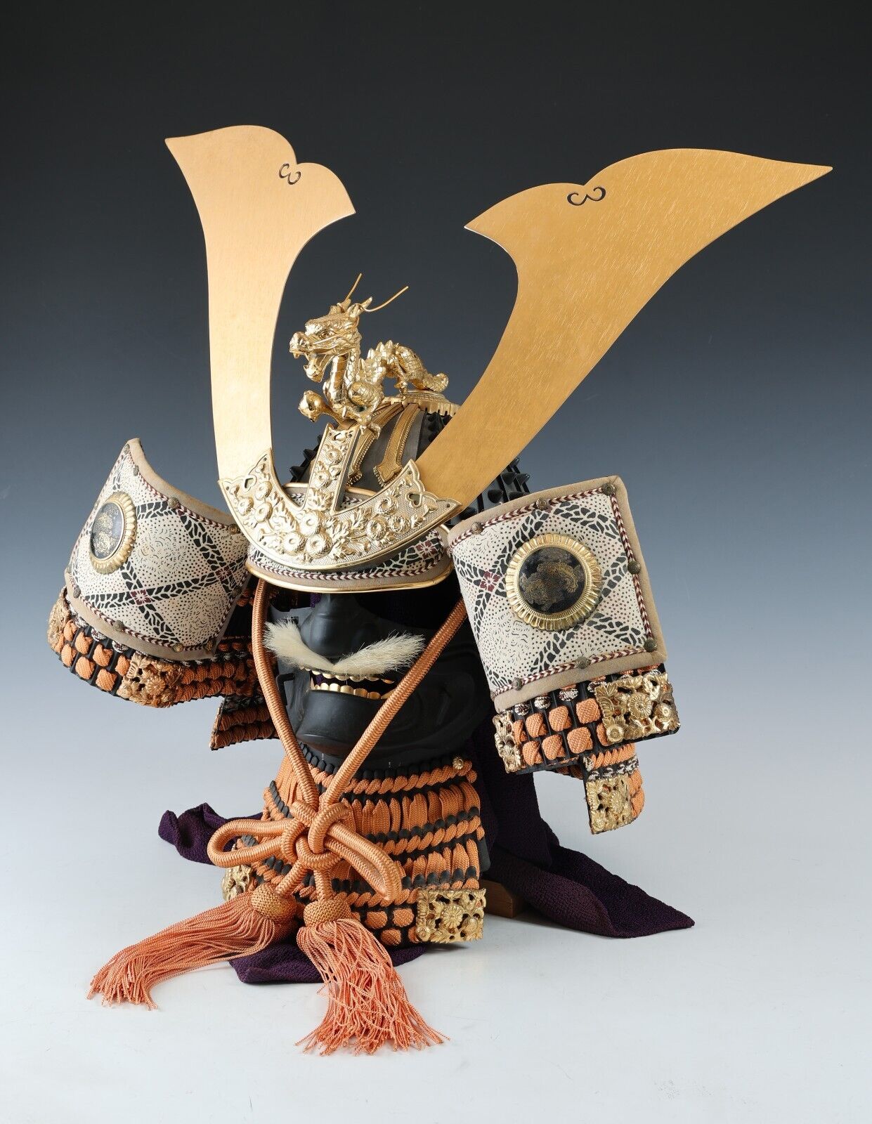 Old Japanese Samurai Decorative Kabuto Headgear Helmet Mask Collectible Samurai Armor.