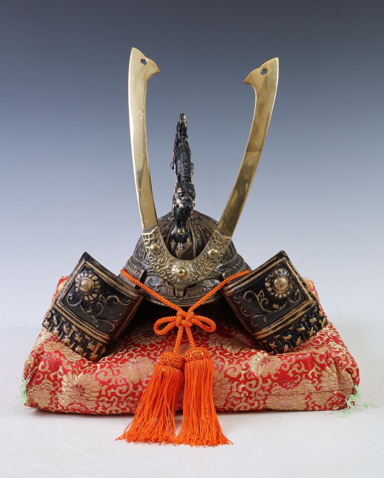 Decorative Miniature Samurai Japanese Kabuto Helmet Display Armor Collectible Decor.