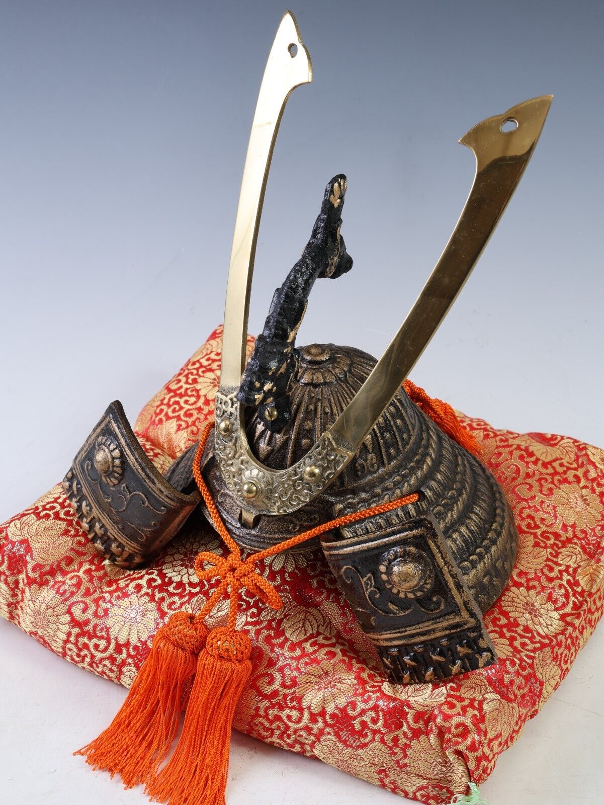 Decorative Miniature Samurai Japanese Kabuto Helmet Display Armor Collectible Decor.