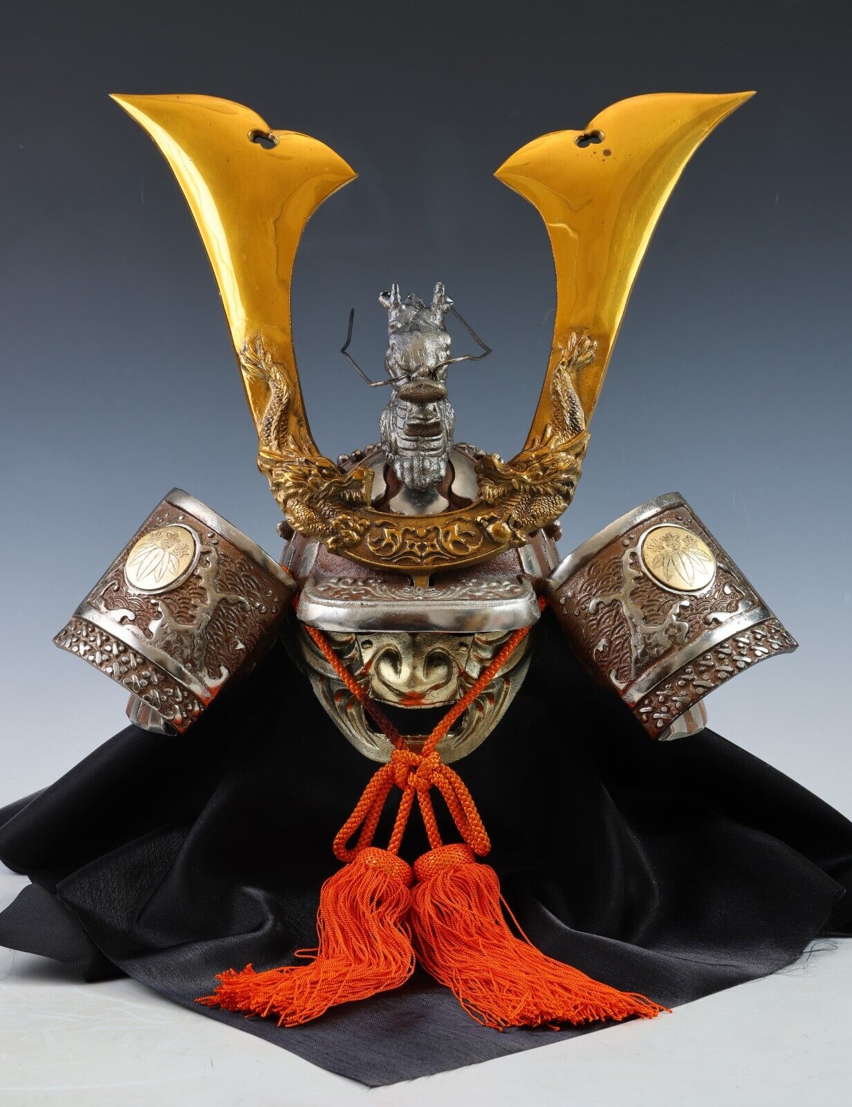 Japanese Old Kabuto Helmet Collectible Samurai Armor Head Protection.