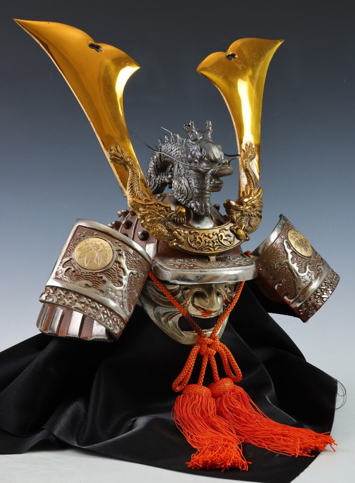 Japanese Old Kabuto Helmet Collectible Samurai Armor Head Protection.